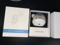 Aparaty słuchowe TWS z podwójną redukcją szumów, etui ładującym, 6 wkładkami, kablem USB i instrukcją. Czas pracy do 150h, bez ładowarki w zestawie. Certyfikat CE, chip cyfrowy, komfortowe i odporne na pot.