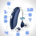 Mini aparat słuchowy BTE w kolorze niebieskim z akumulatorem i redukcją szumów. W zestawie: kabel USB, ładowarka, 4 zatyczki, pudełko, instrukcja. 35h pracy, regulacja głośności, nowoczesny chip.