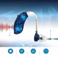 Mini aparat słuchowy BTE w kolorze niebieskim z akumulatorem i redukcją szumów. W zestawie: kabel USB, ładowarka, 4 zatyczki, pudełko, instrukcja. 35h pracy, regulacja głośności, nowoczesny chip.