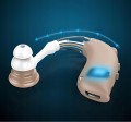 Mini aparat słuchowy BTE beżowy z akumulatorem, redukcją szumów i ładowaniem USB. W zestawie: 4 zatyczki, kabel, ładowarka, etui, instrukcja. Lekki i dyskretny, idealny dla seniorów.