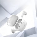 Słuchawki Baseus E19 białe z Bluetooth 5.3, mikrofonami ENC i IPX5. Zestaw: etui ładujące, kabel USB-C, gumki, instrukcja. 33h pracy z etui, mocny bas (12 mm), dotykowe sterowanie, odporność na pot i deszcz.