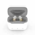 Aparaty słuchowe Cadenza Fi6 z etui ładującym USB-C, końcówkami silikonowymi i akcesoriami. Model bez recepty, redukcja hałasu, 16 kanałów, 140h działania z powerbankiem. Dyskretne i lekkie – tylko 2 g.