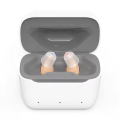 Aparaty słuchowe Cadenza Fi6 z etui ładującym USB-C, końcówkami silikonowymi i akcesoriami. Model bez recepty, redukcja hałasu, 16 kanałów, 140h działania z powerbankiem. Dyskretne i lekkie – tylko 2 g.