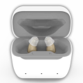 Aparaty słuchowe Cadenza Fi6 z etui ładującym USB-C, końcówkami silikonowymi i akcesoriami. Model bez recepty, redukcja hałasu, 16 kanałów, 140h działania z powerbankiem. Dyskretne i lekkie – tylko 2 g.