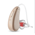 Supermini aparat słuchowy Muse 1200M RIC w etui ładującym z funkcją suszenia. Widoczne akcesoria: wkładki douszne, szczoteczka, kabel USB-C. Dyskretny model RIC dla osób z lekkim i umiarkowanym ubytkiem słuchu.