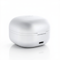 Supermini aparat słuchowy Muse 1200M RIC w etui ładującym z funkcją suszenia. Widoczne akcesoria: wkładki douszne, szczoteczka, kabel USB-C. Dyskretny model RIC dla osób z lekkim i umiarkowanym ubytkiem słuchu.