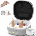 Supermini aparat słuchowy Muse 1200M RIC w etui ładującym z funkcją suszenia. Widoczne akcesoria: wkładki douszne, szczoteczka, kabel USB-C. Dyskretny model RIC dla osób z lekkim i umiarkowanym ubytkiem słuchu.